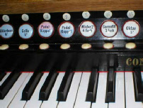  Die Registerzüge sind nach einer Eigenkonstruktion von Hopferwieser als pneumatische Druckknöpfe ausgeführt