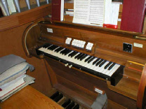 Hopferwieser Spieltisch der Orgel von Kainach